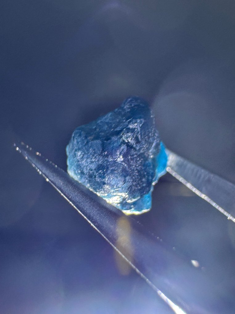 Λαμπερό μπλε φυσικό ακατέργαστο διαμάντι. 4,19 καράτια. Δεν υπάρχει τιμή επιφύλαξης! Τραχύς - Ύψος: 10.1 mm - Πλάτος: 9 mm- 0.84 g #1.0