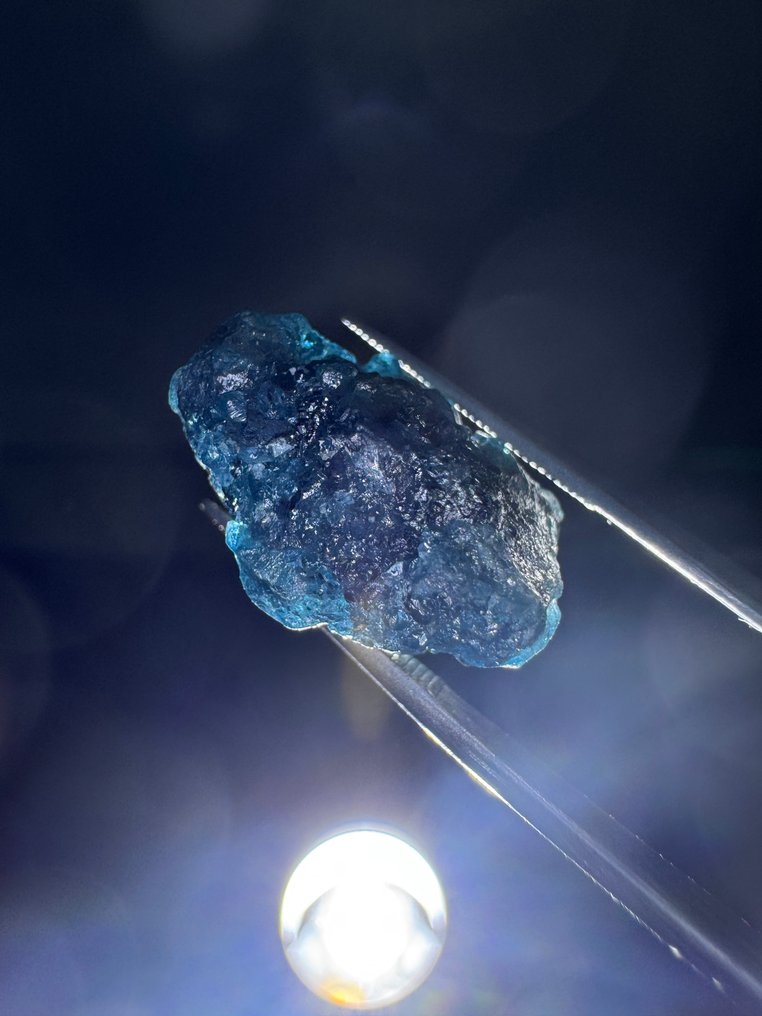 Natural raw sparkling blue diamond. 15.72 carats. Rough - Height: 17.75 mm - Width: 10.4 mm- 3.14 g #2.1