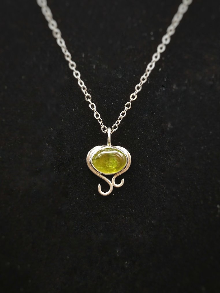 Unique and elegant jewel, handcrafted in 925 silver with top-quality Prehnite. - Height: 20 mm - Width: 14 mm- 2.9 g - (1) #1.0