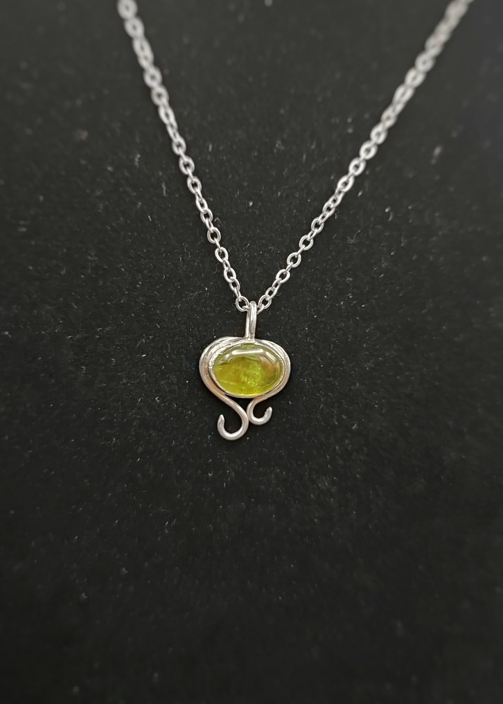 Unique and elegant jewel, handcrafted in 925 silver with top-quality Prehnite. - Height: 20 mm - Width: 14 mm- 2.9 g - (1) #2.1
