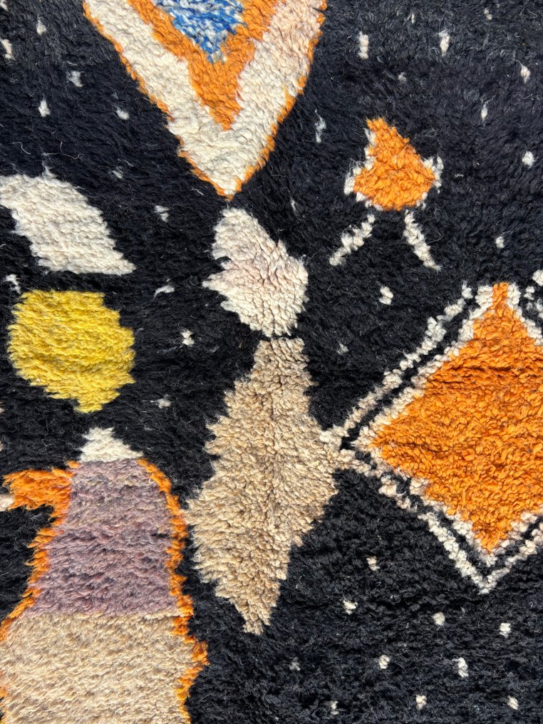 Moderne Beni Ouarain uldtæppe – 200 x 280 cm – Håndknyttet berbertæppe – Sort baggrund med - Tæppe - 280 cm - 200 cm - Håndvævet uldtæppe #3.2