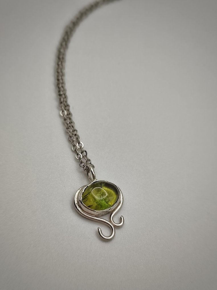 Unique and elegant jewel, handcrafted in 925 silver with top-quality Prehnite. - Height: 20 mm - Width: 14 mm- 2.9 g - (1) #1.0