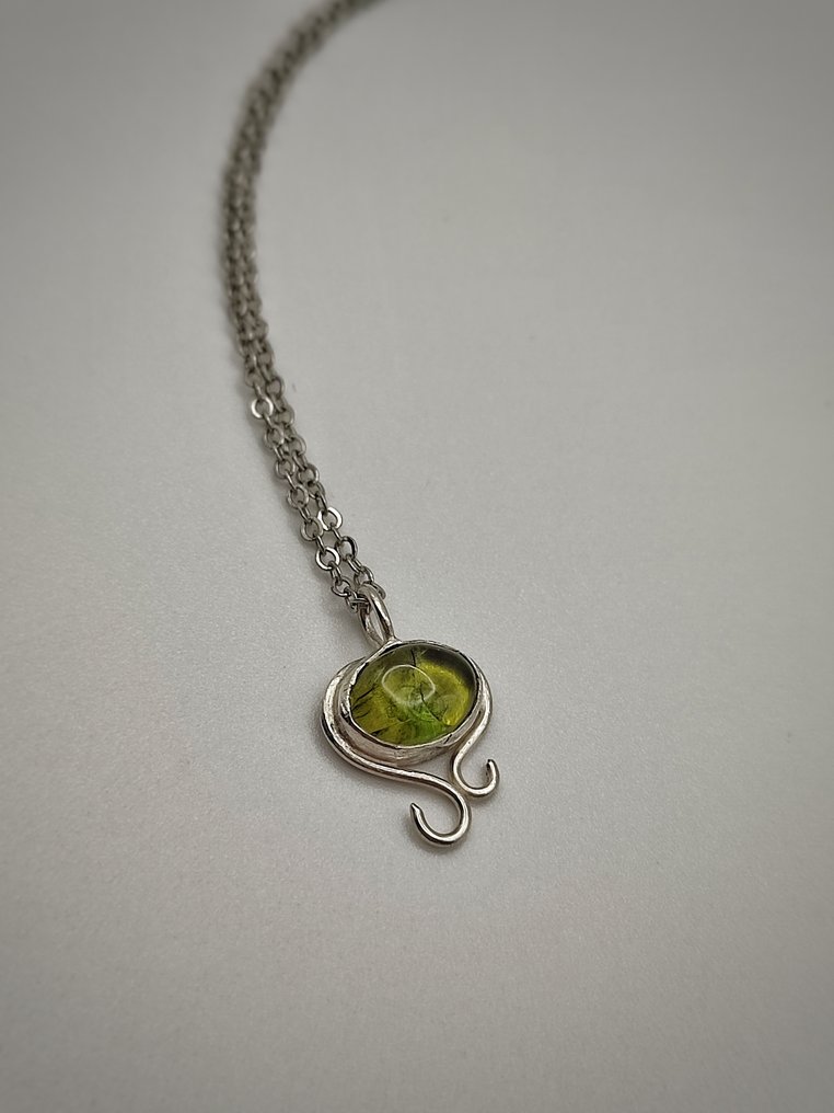 Unique and elegant jewel, handcrafted in 925 silver with top-quality Prehnite. - Height: 20 mm - Width: 14 mm- 2.9 g - (1) #3.2