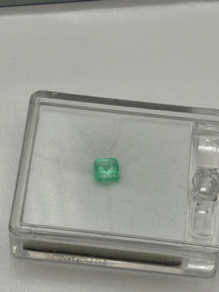 1 pcs  Green Emerald  - 1.74 ct - International Gemological Institute (IGI) - light yellowish green #3.2