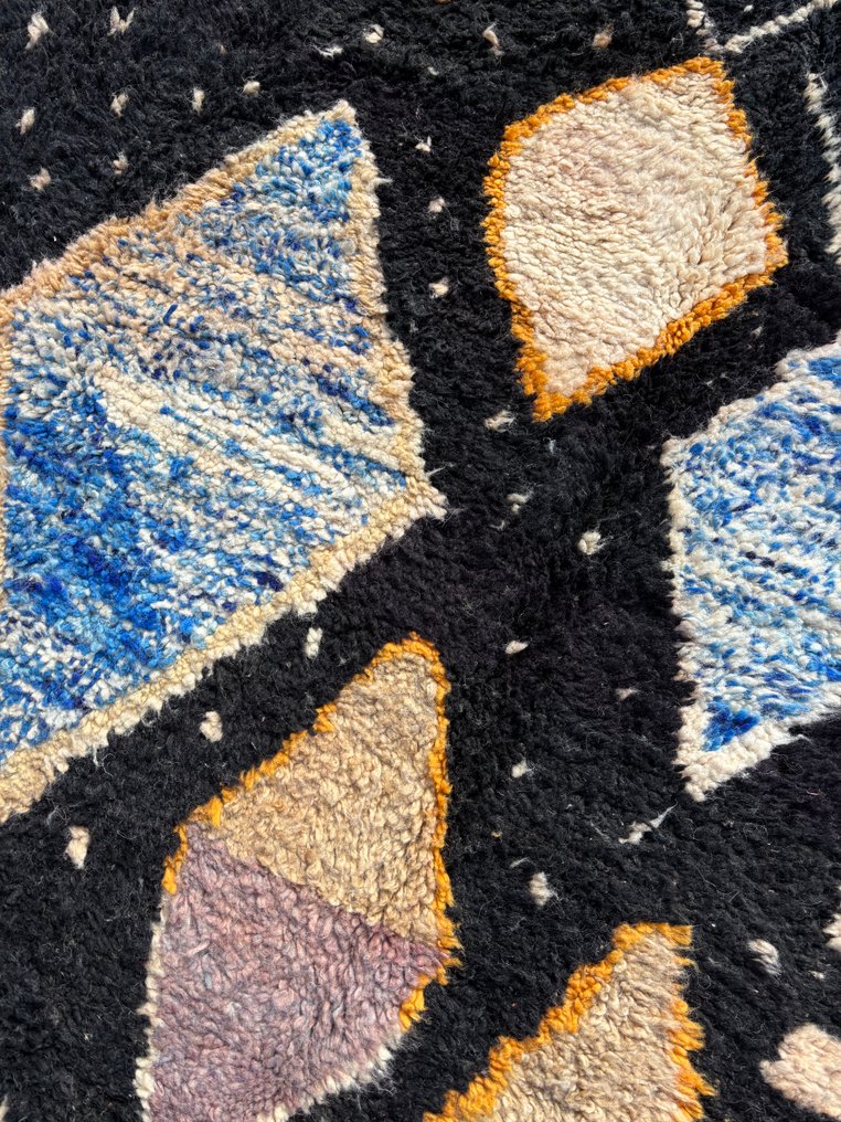 Moderne Beni Ouarain uldtæppe – 200 x 280 cm – Håndknyttet berbertæppe – Sort baggrund med - Tæppe - 280 cm - 200 cm - Håndvævet uldtæppe #4.3