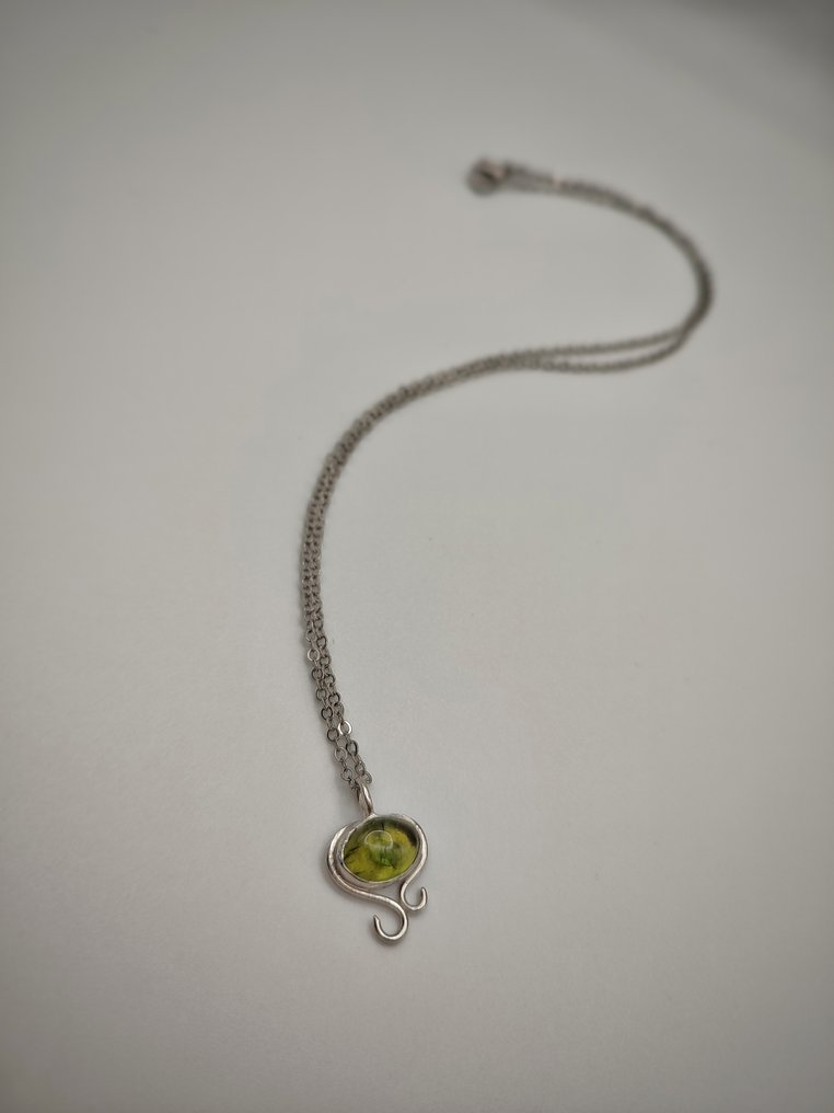 Unique and elegant jewel, handcrafted in 925 silver with top-quality Prehnite. - Height: 20 mm - Width: 14 mm- 2.9 g - (1) #4.3