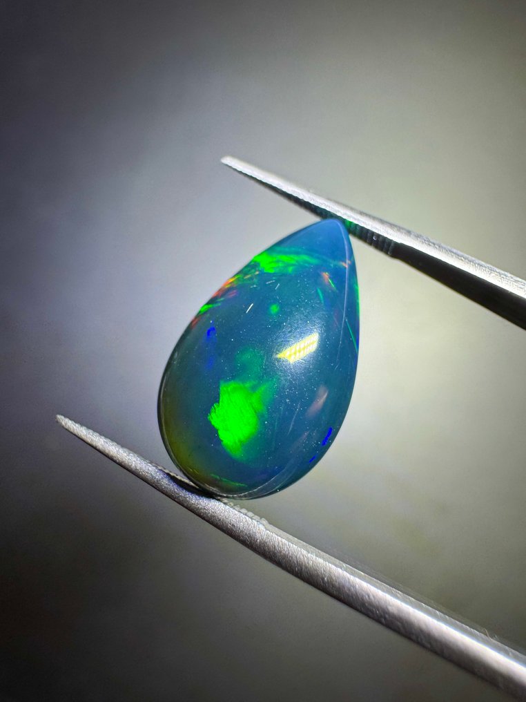 Black opal from Ethiopia. 5.71 carats. No reserve price. Pear cabochon - Height: 18.1 mm - Width: 10.6 mm- 1.14 g #2.1