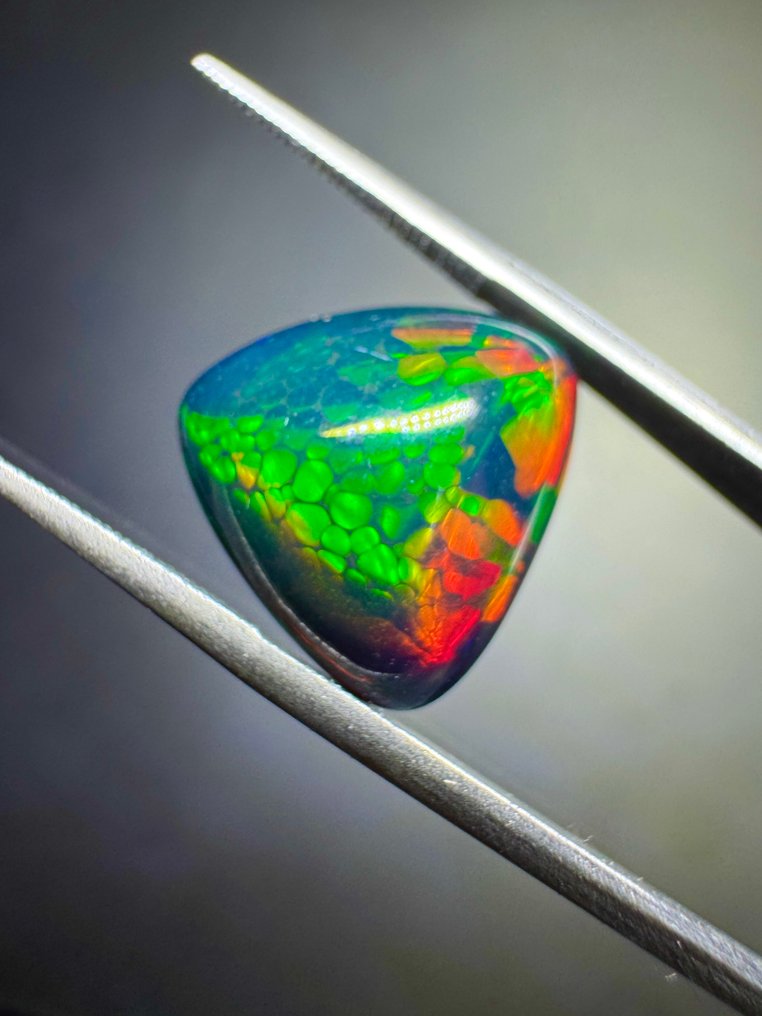 Μαύρη οπάλ από την Αιθιοπία. 5,89 καράτια. Κάμποτσιόν τριών - Ύψος: 13.2 mm - Πλάτος: 13.75 mm- 1.18 g #2.1