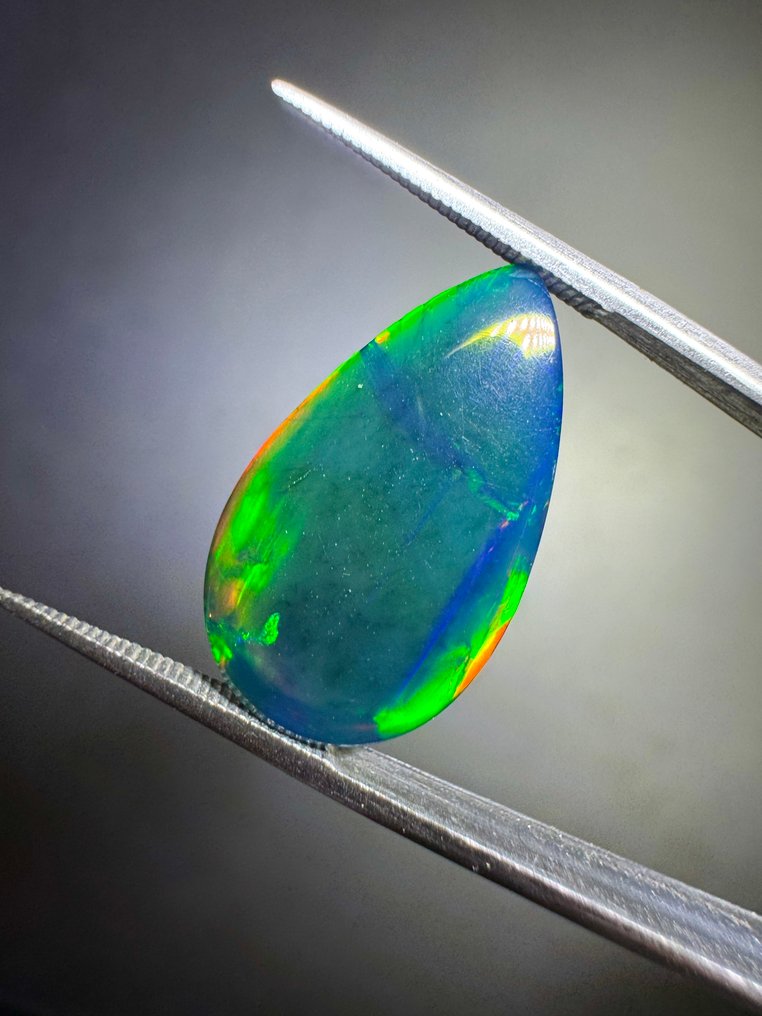 Black opal from Ethiopia. 5.71 carats. No reserve price. Pear cabochon - Height: 18.1 mm - Width: 10.6 mm- 1.14 g #4.3