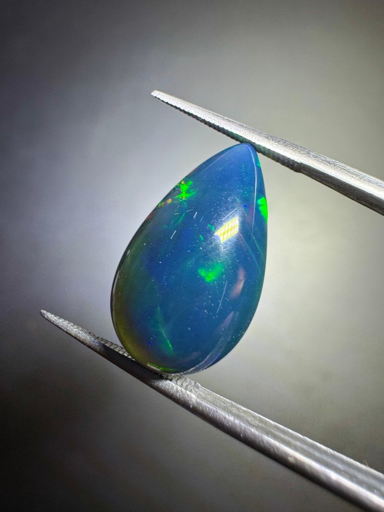Black opal from Ethiopia. 5.71 carats. No reserve price. Pear cabochon - Height: 18.1 mm - Width: 10.6 mm- 1.14 g #3.2
