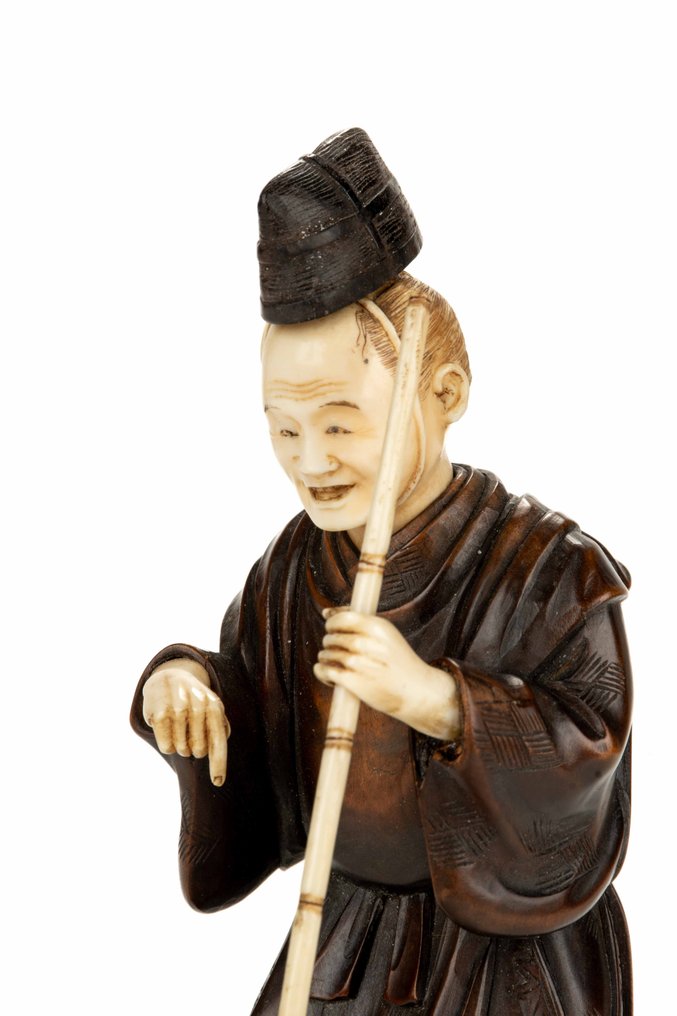 象牙, 黄杨木 - 一件精美的黄杨木和象牙的御物,描绘一个靠在扫帚上的男人。 - 明治时期(19世纪后期) #2.1