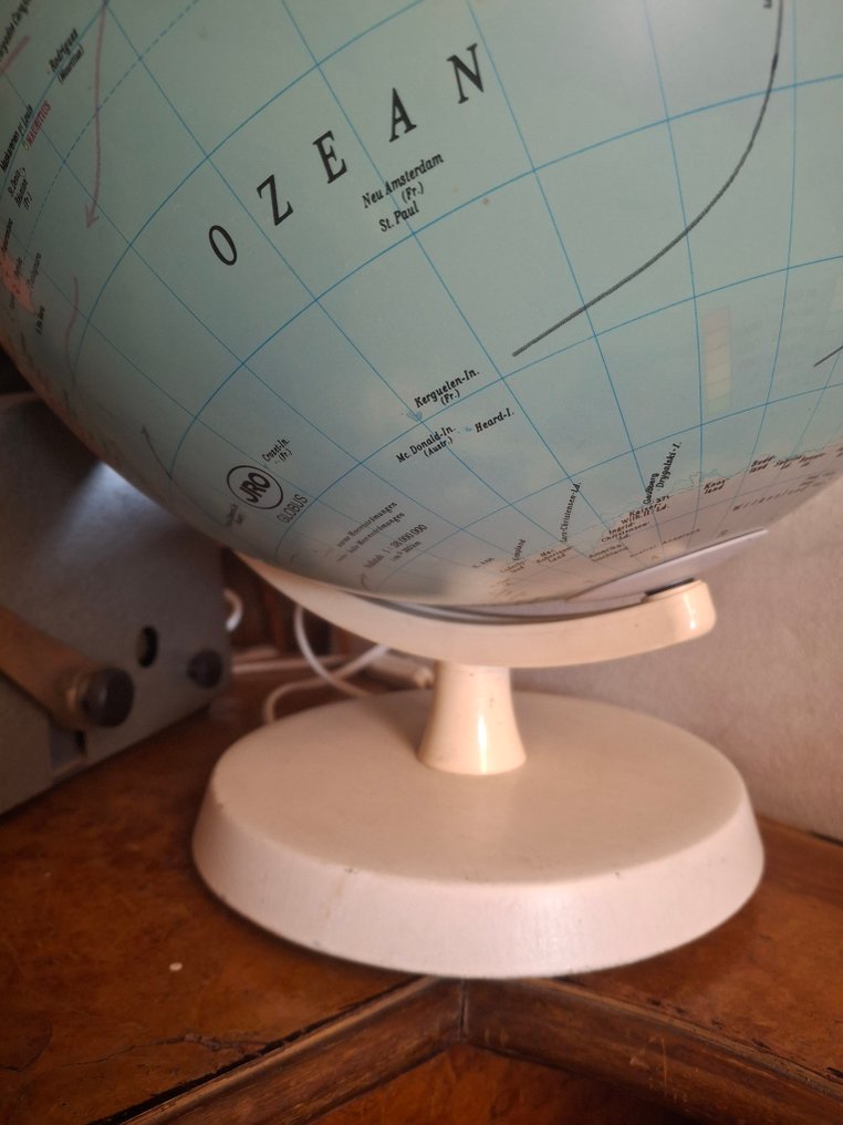 Celestial and terrestrial globes - 1980-1990 #2.1