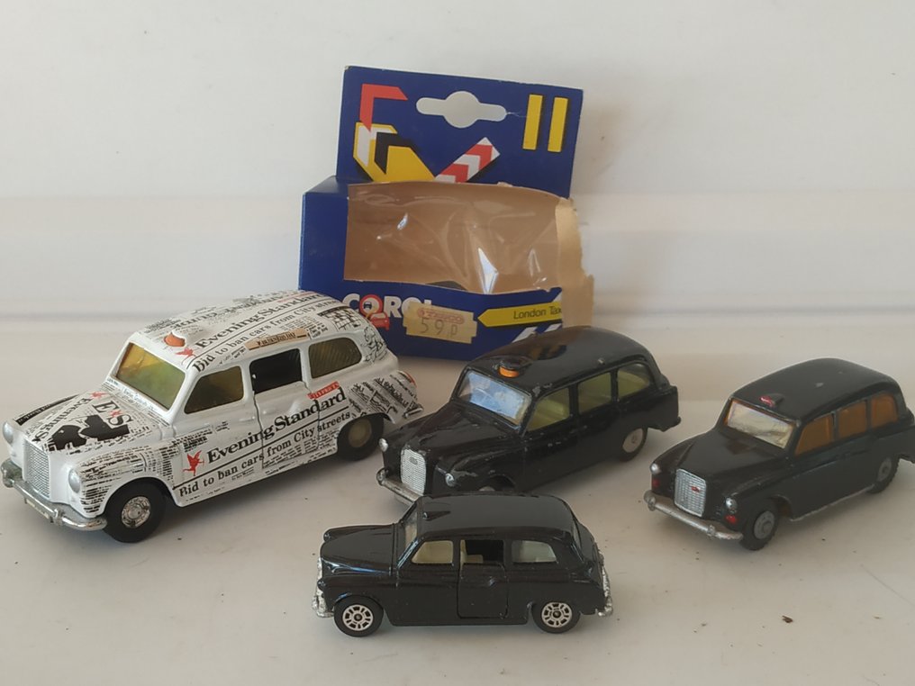 Corgi - Lone Star - Modelsedan (18) - Corgi "Evening Standard" London Taxi no.424 & Original First Issue "Austin"London Taxi Cab no.418 - - Corgi "Golden Jacks" nr. 1354 i original emballage - 1962 & Lone Star "Austin London Taxi" nr. 1248 #3.2