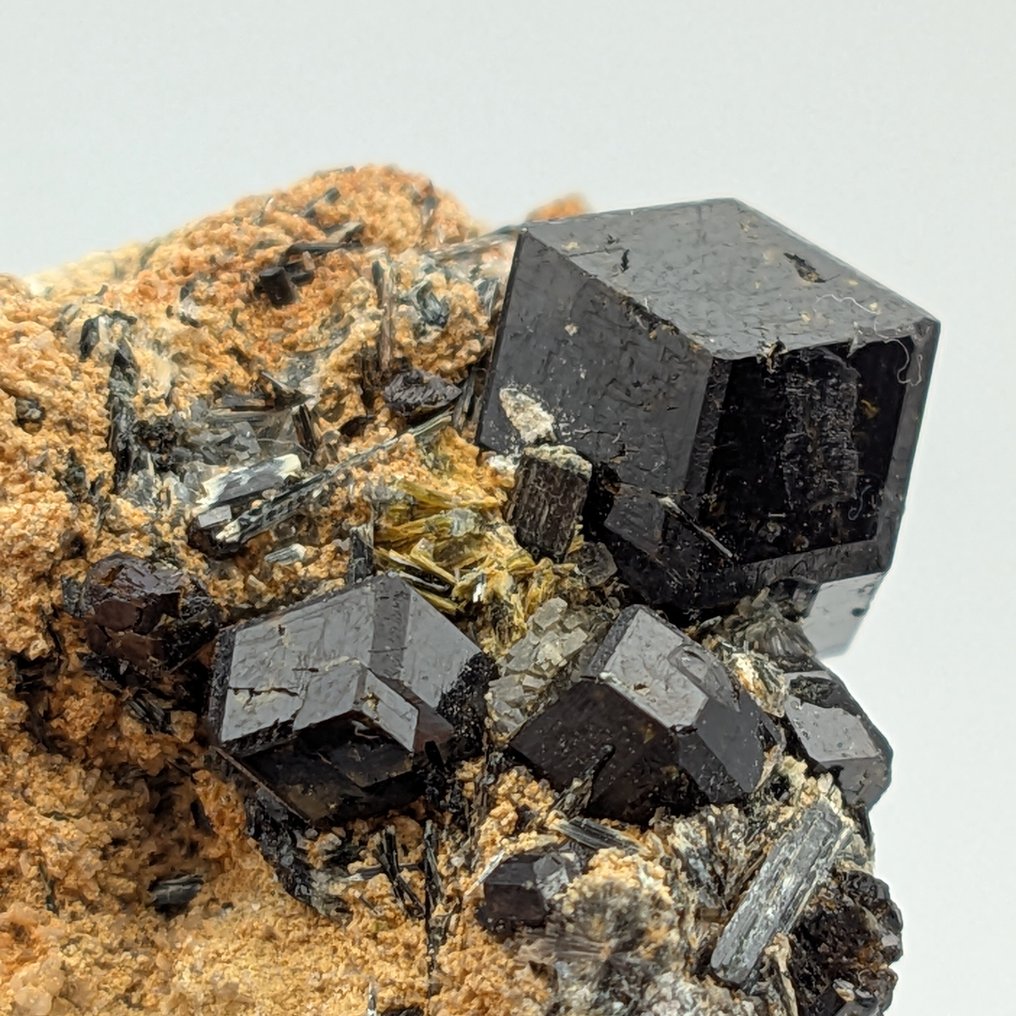 Μεγάλο και σπάνιο μελανίτη, μαύρη λάμποντας γρανάτη, Mali Κρύσταλλοι στη μήτρα - Ύψος: 56 mm - Πλάτος: 35 mm- 38 g #2.1