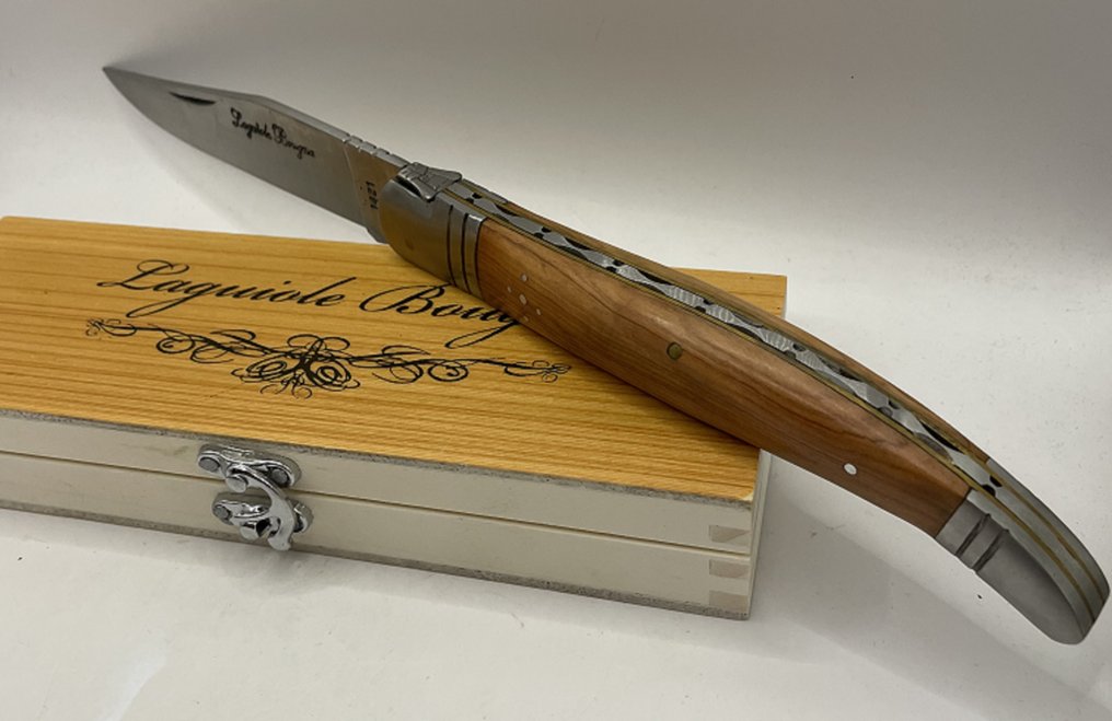 Laguiole - Bougna - Τραπεζομάχαιρο - Επιπλέον μεγάλη Laguiole μαχαίρι με πλαίσιο από ελιάς, πτυσσόμενο (τσάκωμα) 18 εκ. - Ελαιόξυλο - Ατσάλι (ανοξείδωτο) #1.0