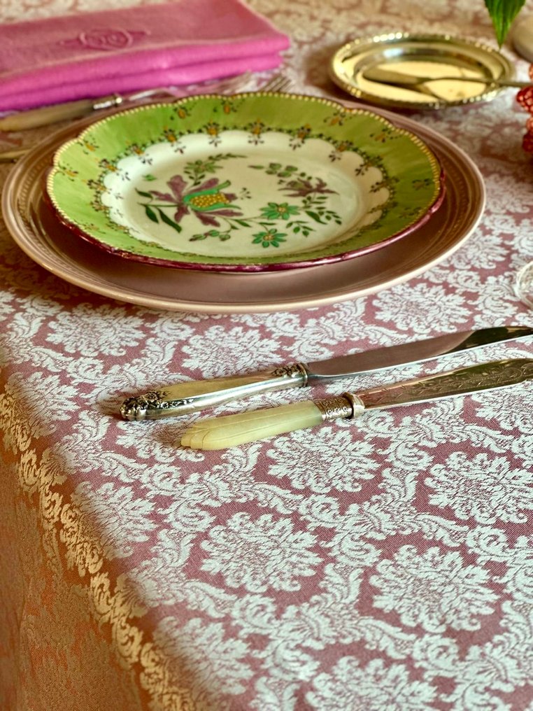 Μαντελάς ροζ και ασημί για ευρύχωρα τραπέζια, με διακόσμηση με λουλούδια. Κομψότητα déco. - Τραπεζομάντηλο  - 270 cm - 180 cm #1.0