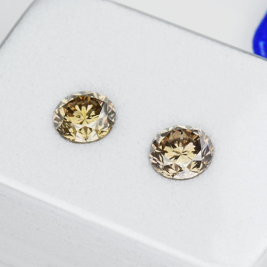 没有保留价 - 2 pcs 钻石  (天然色彩的)  - 0.57 ct - 圆形 - Fancy 稍帶黄色的 棕色 - SI1 微内含一级, VS2 轻微内含二级 - 安特卫普宝石检测实验室（ALGT） #1.0