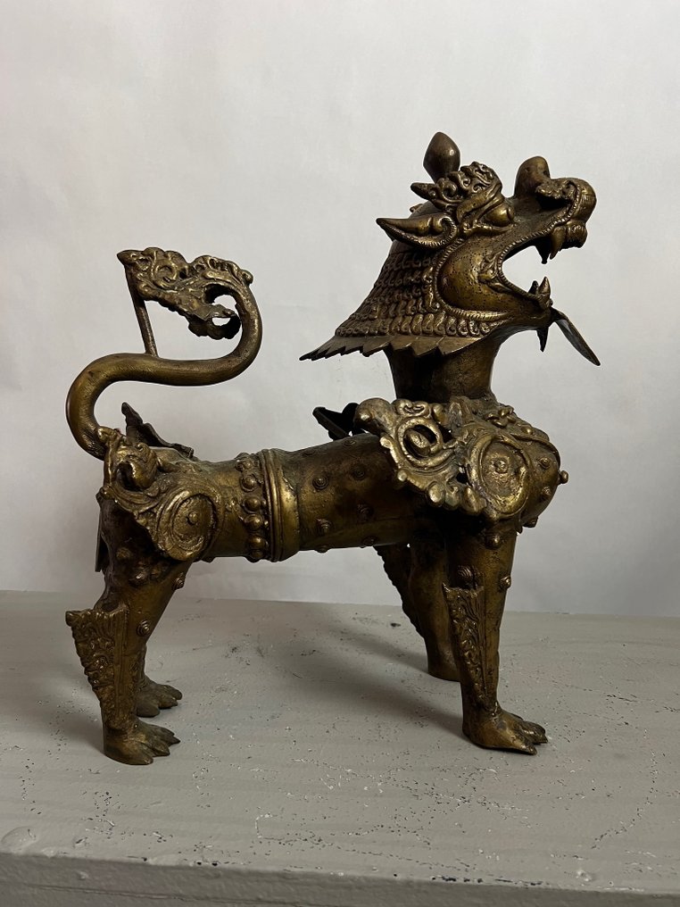 Leeuw mythisch wezen - Messing, 9kg - Nepal - second half 20th century #1.0
