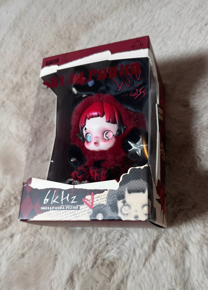 POP MART - 小雕像 - POP MART – Skullpanda “6kHz” Plush Figure – Red Costume – Limited Edition – New & Sealed - 塑料,乙烯基 #1.0
