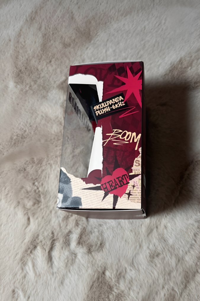 POP MART - 小雕像 - POP MART – Skullpanda “6kHz” Plush Figure – Red Costume – Limited Edition – New & Sealed - 塑料,乙烯基 #3.2