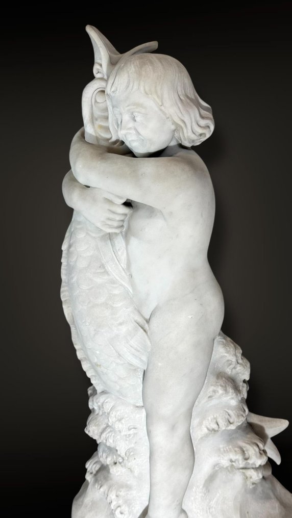 Άγαλμα, Grande Fanciullo che sorride con Pesce • XX° sec - 86 cm - Μάρμαρο Carrara #2.1
