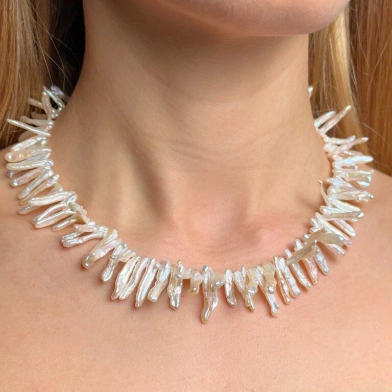 项链由白色淡水珍珠制成，头部饰有穿孔龙，链环 镀金925银钩扣，约ø4/6 x 11/20毫米，长约45厘米- 48.8 g - (1) #2.1