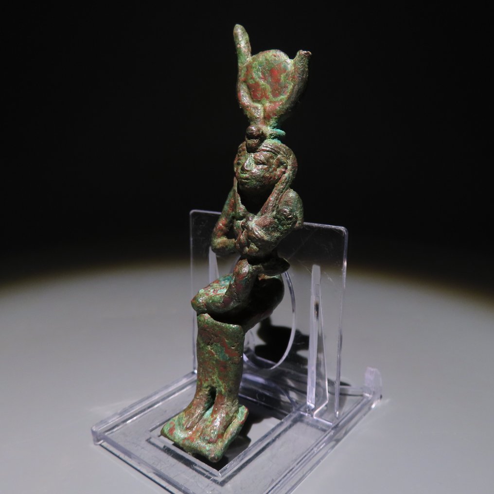 古埃及 青銅色 伊希斯哺乳哈帕克拉底斯像。晚期时期，公元前664 - 332年。高9.5厘米。 #3.2