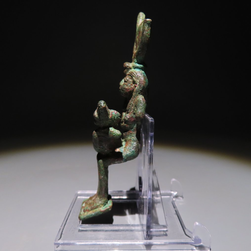 古埃及 青銅色 伊希斯哺乳哈帕克拉底斯像。晚期时期，公元前664 - 332年。高9.5厘米。 #4.3