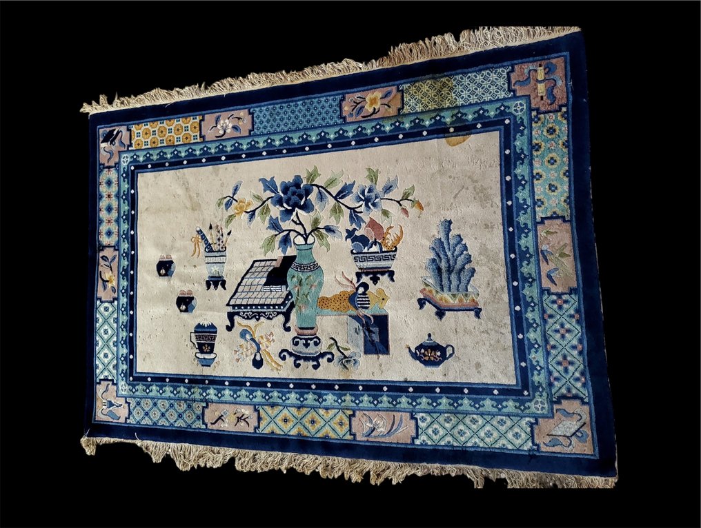 Tapis en laine noué à la main en Chine – « Bogu Tu » Nature morte sur la table du lettré - Chine - XXe siècle #2.1