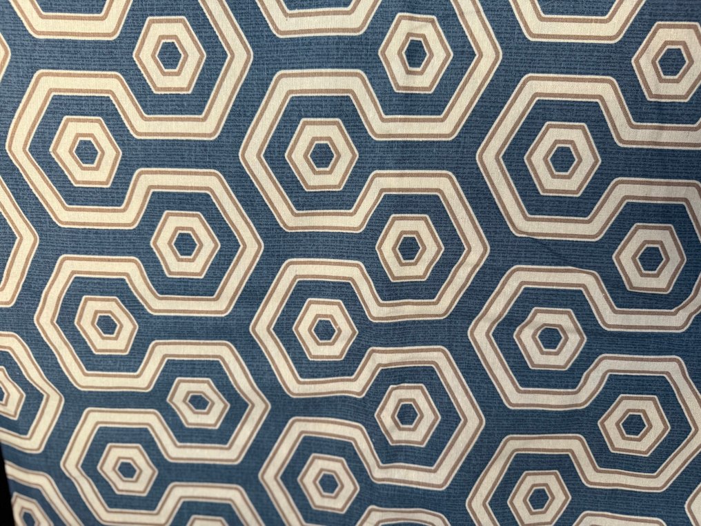 Elegant tyg med geometriskt mönster av romber. - Textil - 2.4 m - 2.5 m #4.3