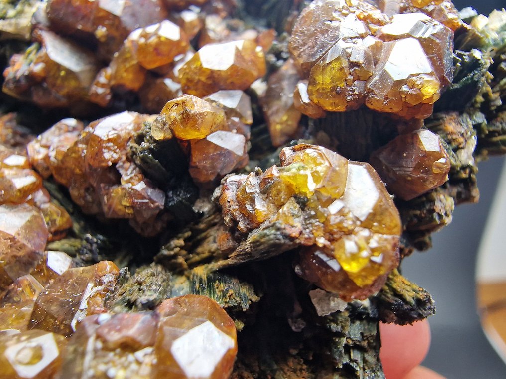 Andradite Granato topazolite di qualità GEM - Altezza: 90 mm - Larghezza: 70 mm- 221 g - (1) #1.0