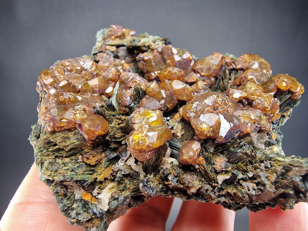 Andradite Granato topazolite di qualità GEM - Altezza: 90 mm - Larghezza: 70 mm- 221 g - (1) #3.2