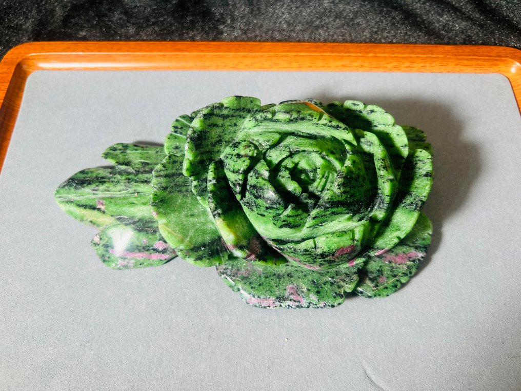 Kwiat z Zoisytu Ruby Kamień czakry serca - Wysokość: 200 mm - Szerokość: 115 mm- 1166 g - (1) #2.1