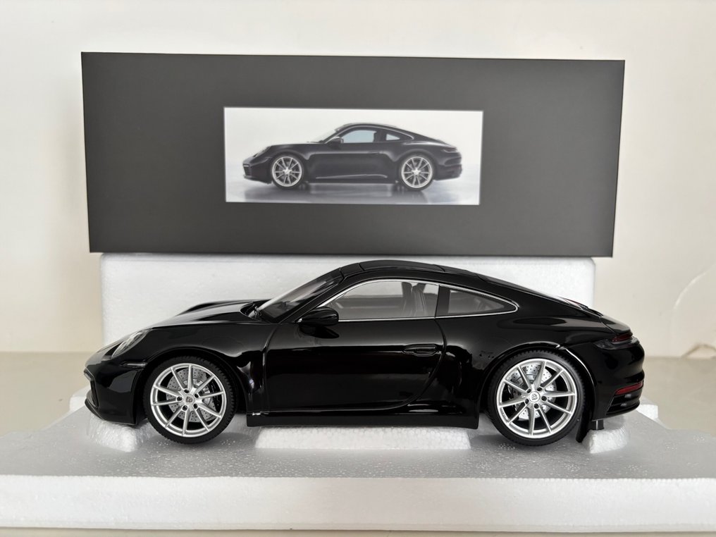 Minichamps 1:18 - Modelcoupé - Porsche 911 (992) Carerra 4S #2.1