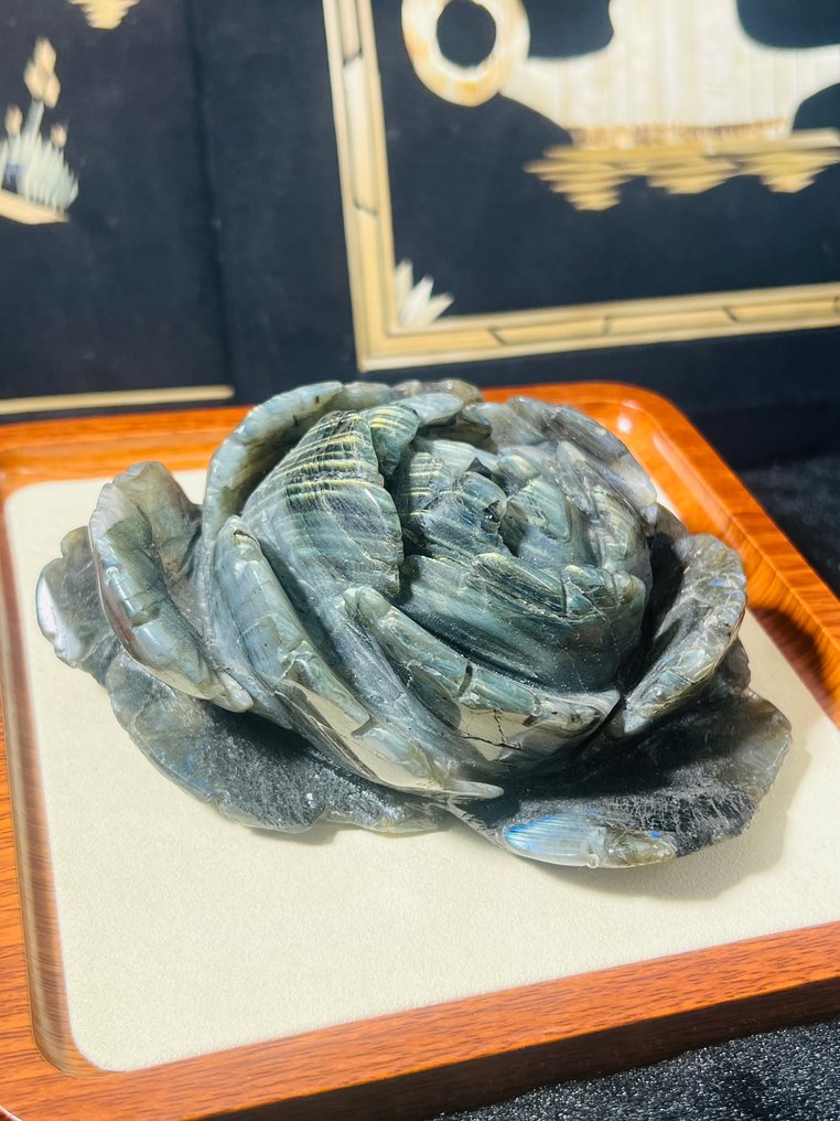Scultura di Labradorite a Forma di Fiore di Loto con Bagliore Iridescente - Fatto a mano - Altezza: 135 mm - Larghezza: 135 mm- 1000 g - (1) #3.2
