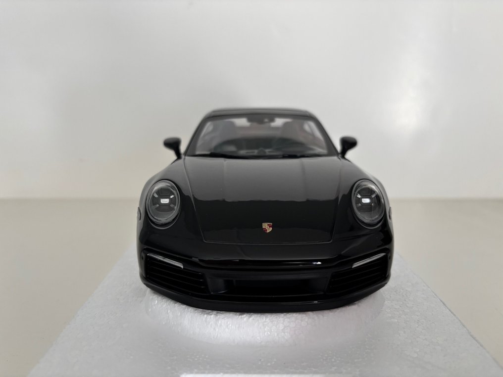 Minichamps 1:18 - Modelcoupé - Porsche 911 (992) Carerra 4S #3.2