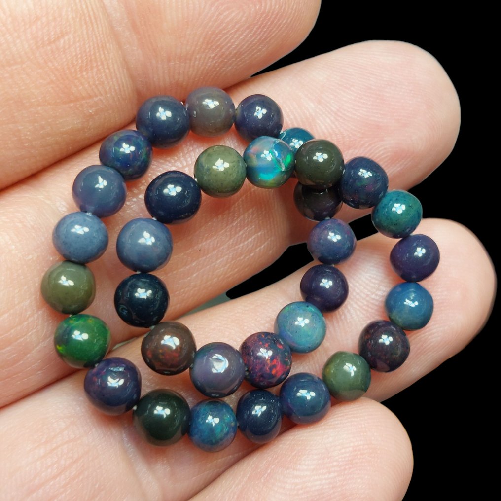 来自埃塞俄比亚的多彩黑欧泊 色彩鲜明的精彩亮点。 - 高度: 6 mm- 5 g - (1) #4.3