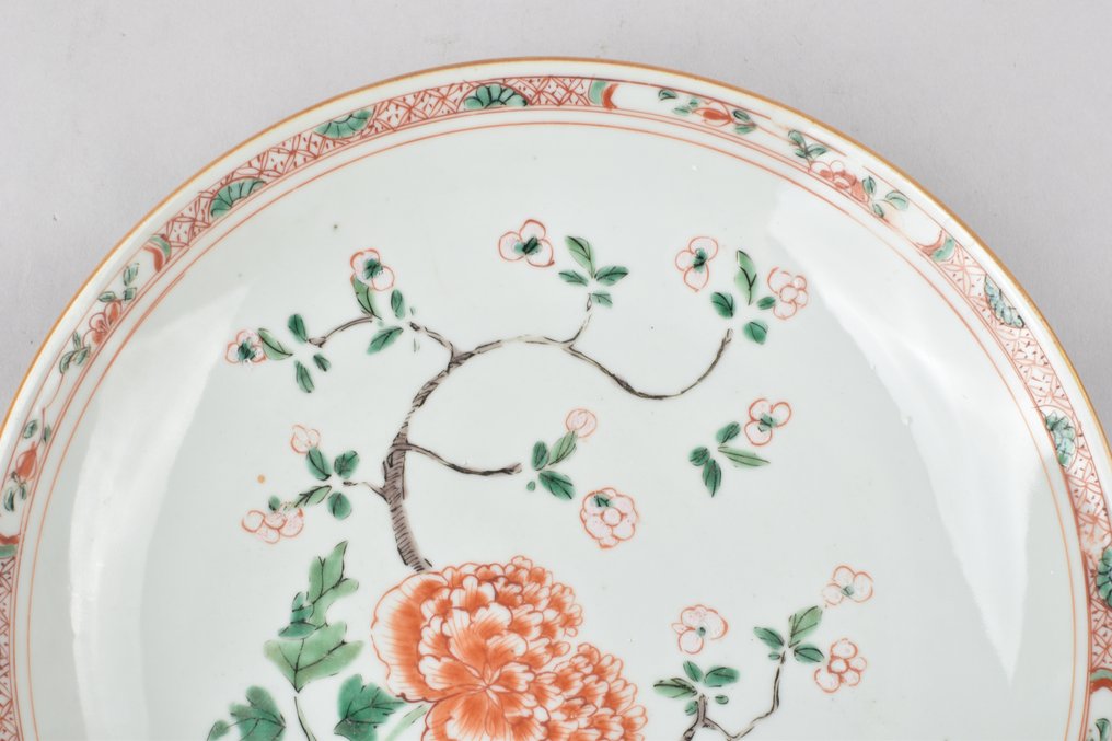 Πιάτο - A CHINESE FAMILLE VERTE PLATE DECORATED WITH PEONIES AND PRUNUS - Πορσελάνη #1.0
