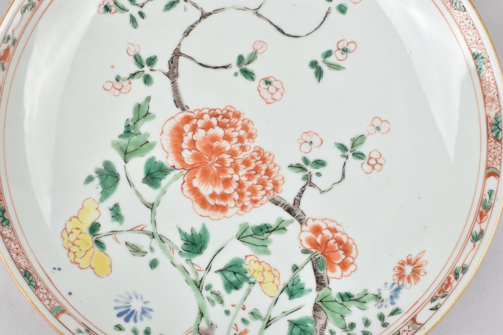Πιάτο - A CHINESE FAMILLE VERTE PLATE DECORATED WITH PEONIES AND PRUNUS - Πορσελάνη #2.1