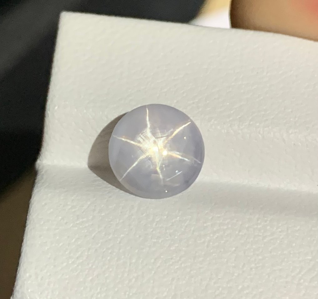 1 pcs  Μπλε, Λευκό Ζαφείρι, Αστροζάφειρο  - 4.86 ct - Διεθνής Ένωση Έγχρωμων Πολύτιμων Λίθων (ICA GemLab) - ΚΟΡΥΦΑΙΑ 6 ΑΣΤΕΡΙΑ ΜΕ ΑΚΤΙΝΕΣ #1.0