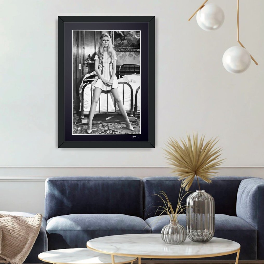 Brigitte Bardot - Iconic - Fine Art Photography - Luxury Wooden Frame 70X50 cm - Limited Edition 02 of 30 - Serial 20224 - Original Certificate (COA), Hologram - 100% New. Shipping Reduction from 3 items #1.0