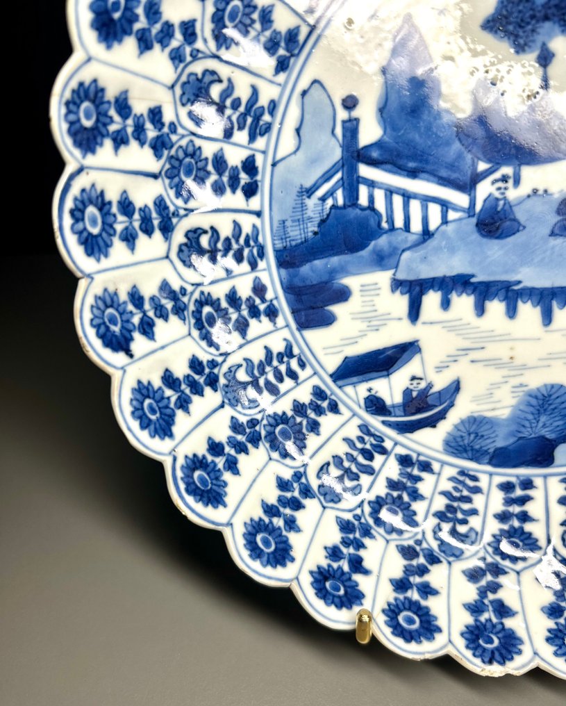 ΚΙΝΕΖΙΚΟ ΦΛΟΡΙ-ΦΟΡΜ ΠΕΤΑΛΟΥΔΑ ΜΕ ΛΟΒΕΣ, ΣΧΕΔΙΟ ΜΕ ΜΠΛΕ & ΛΕΥΚΟ, ΠΙΑΤΟ ΓΕΙΩΝΙΩΝ ΜΕ ΣΧΕΔΙΟ ΠΕΔΙΟΥ, - Πορσελάνη - Κίνα - Kangxi (1662-1722) #1.0