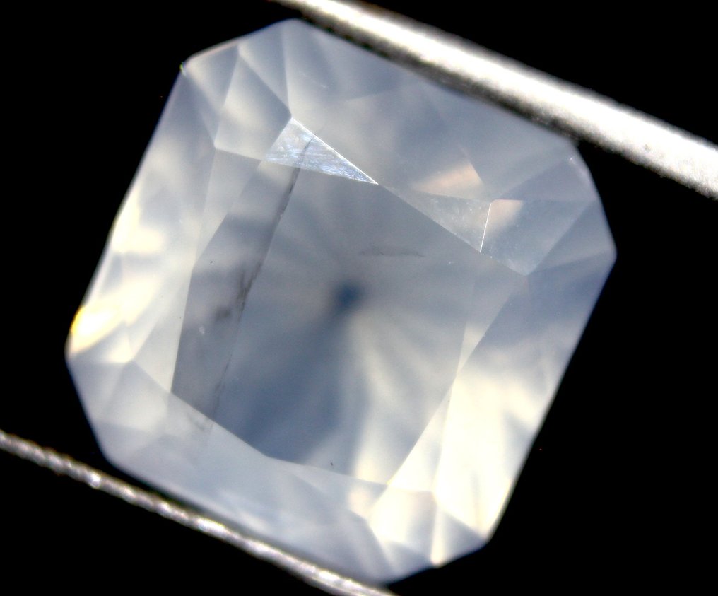 Excellent White Moonstone Carats 7.80 Faceted - Height: 12 mm - Width: 12 mm- 1.56 g #2.1