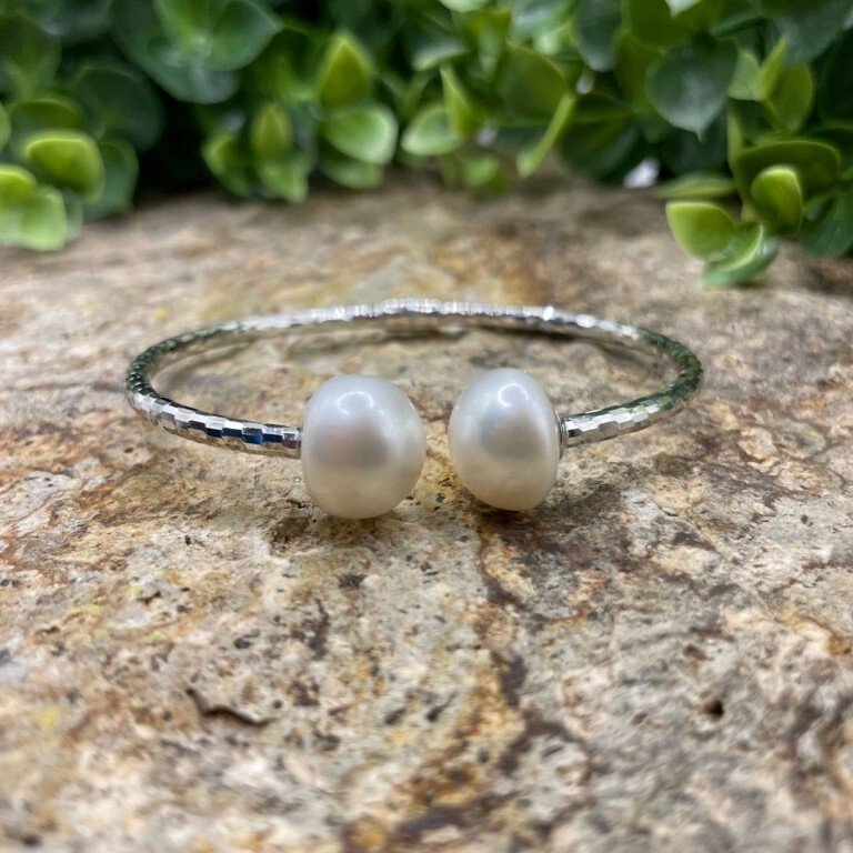 硬质手镯，可开启，方格钻石纹模型，镀铑925‰银 配有两颗白色水晶珍珠扣子，直径12/12.5毫米，最大适合19厘米。- 10 g - (1) #2.1