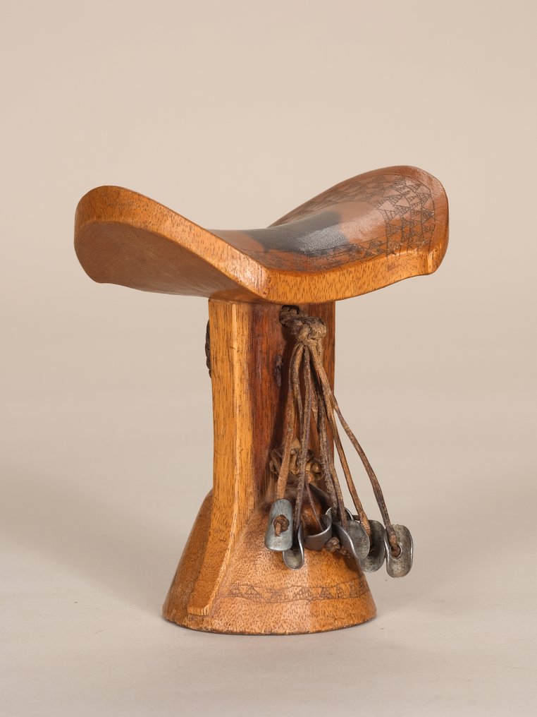 头枕 — Kaara / Hamer / Banna，埃塞俄比亚 — 木材与皮革 — 高16厘米 — 奥莫河谷 - 衣索匹亞 #1.0