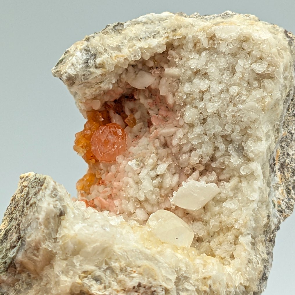 萨丁岛的红色和白色晶簇水晶簇 晶球 - 高度: 88 mm - 宽度: 53 mm- 197 g #4.3