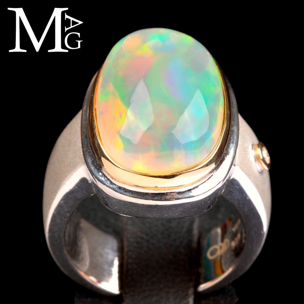 Ethereal Fire Elegant Ring Collection Gold and silver ring with Ethiopian opal and diamond. - Height: 31 mm - Width: 23 mm- 15 g #1.0