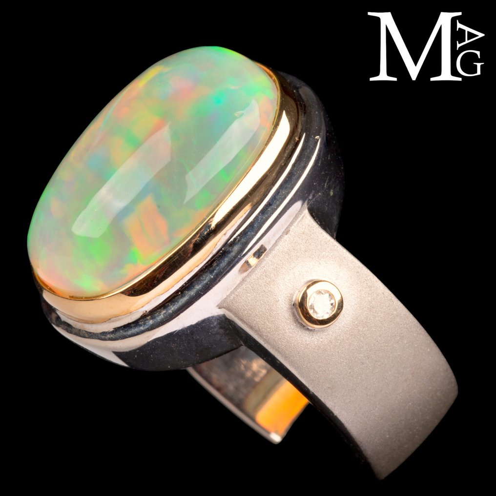 Ethereal Fire Elegant Ring Collection Gold and silver ring with Ethiopian opal and diamond. - Height: 31 mm - Width: 23 mm- 15 g #1.0