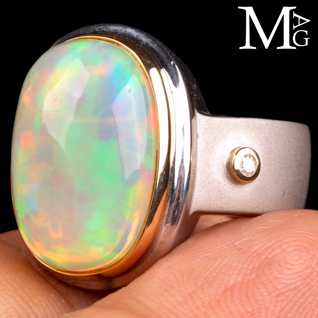 Ethereal Fire Elegant Ring Collection Gold and silver ring with Ethiopian opal and diamond. - Height: 31 mm - Width: 23 mm- 15 g #3.2