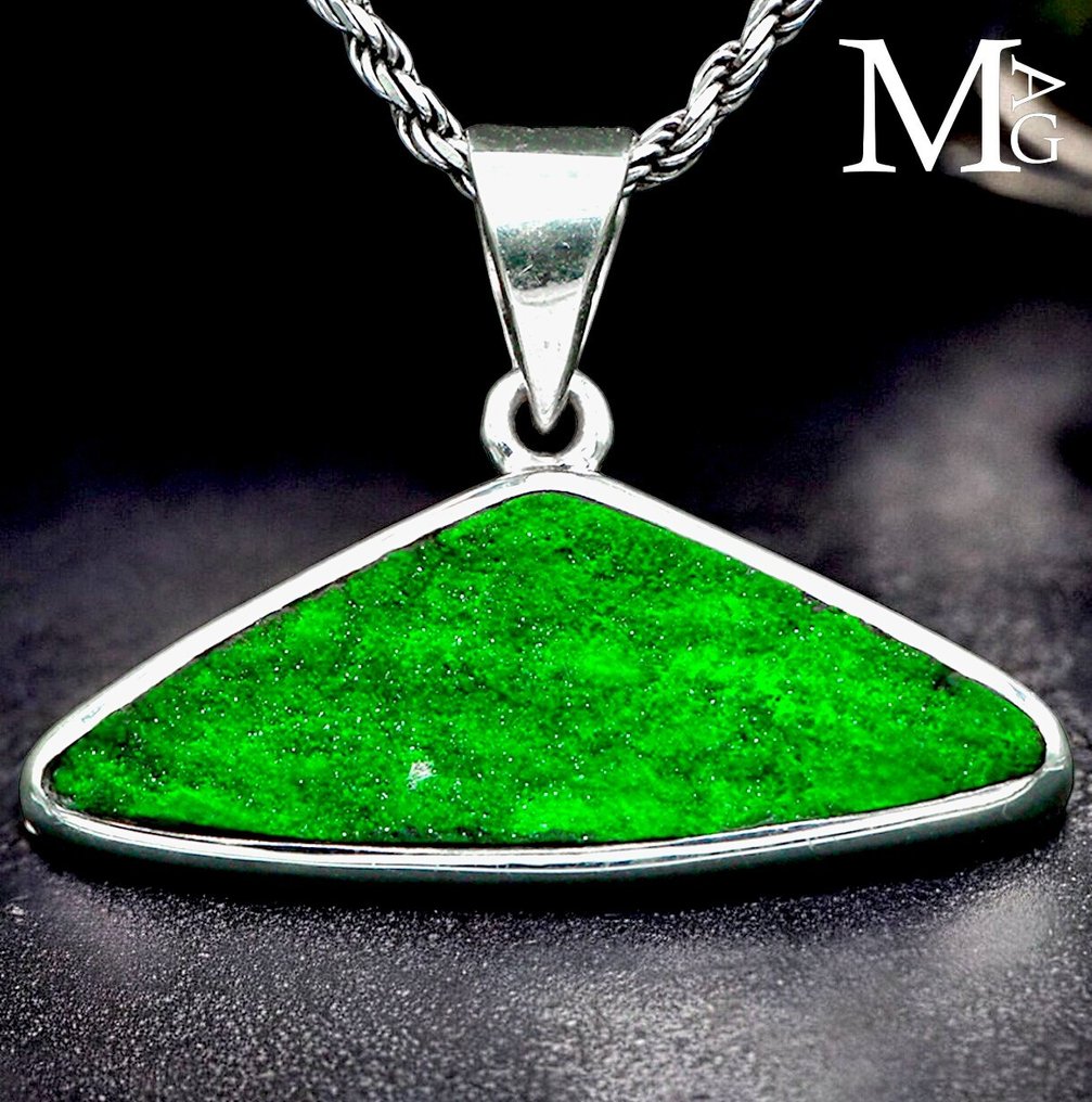 Silver Pendant with Triangular Uvarovite from the Ural Mountains - Really Exclusive Italian Jewel - Altezza: 35 mm - Larghezza: 26 mm- 7 g #1.0
